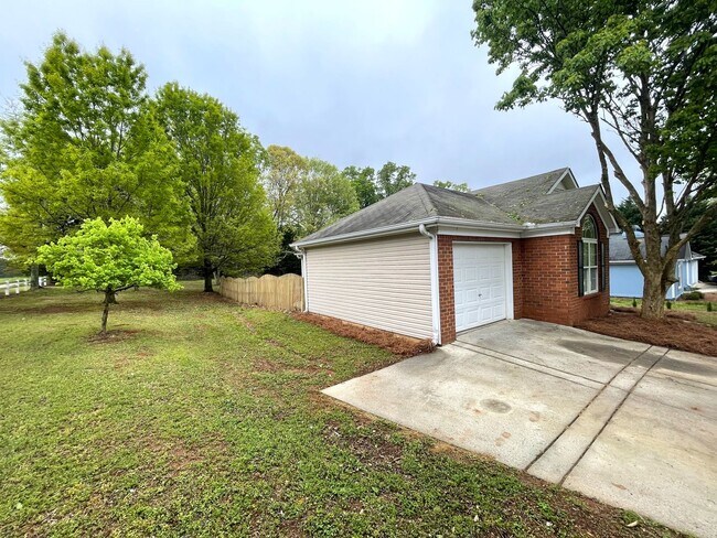 Building Photo - Newly Renovated 3br in East Athens, Availa...