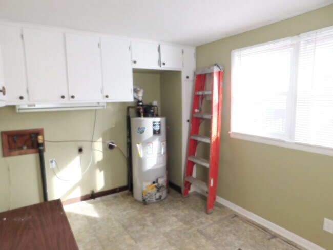 Building Photo - Spacious 3 bedroom/1 bath home in El Dorado!