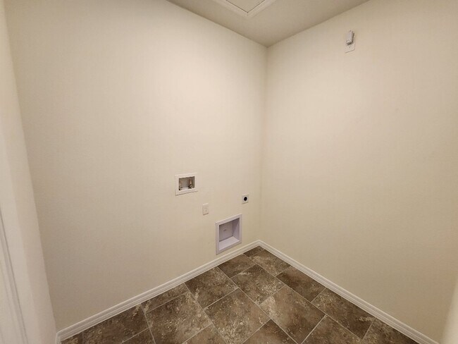 Building Photo - Lovely 4 Bedroom Home at Oak Leaf Preserve