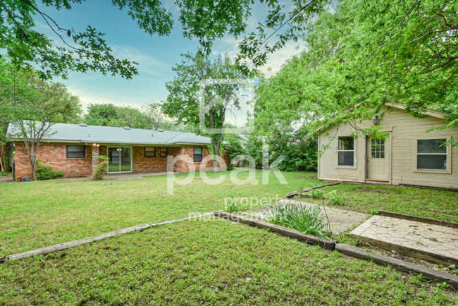 Building Photo - $1725! 3Bed home! Apply by 11/5 and save 5...