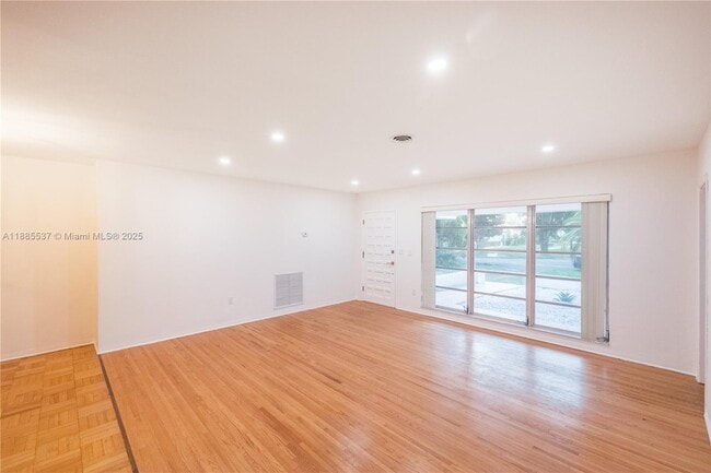 Building Photo - 5600 San Vicente St
