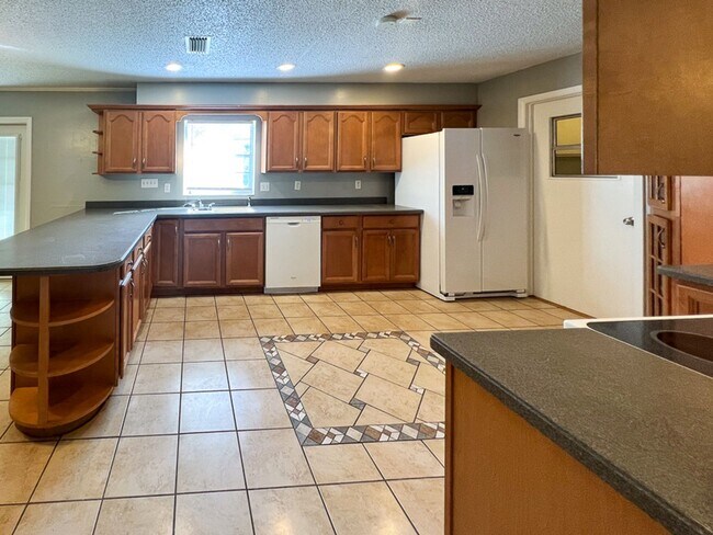 Building Photo - Pet Friendly 5BR/3BA Pool home in Northwoo...