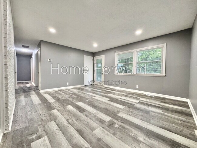 Building Photo - 1720 Traveller Rd