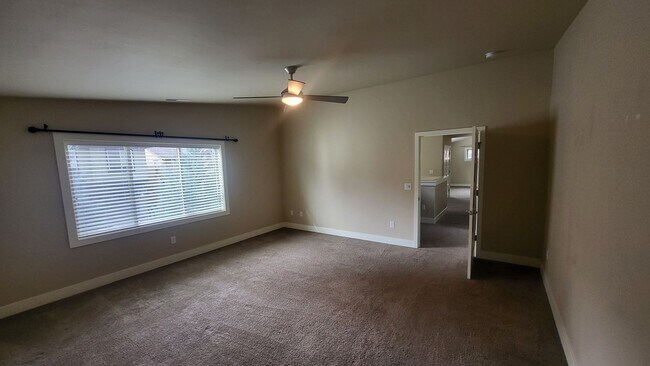 Building Photo - 3 Bed 2.5 bath plus bonus-Fenced-corner lo...
