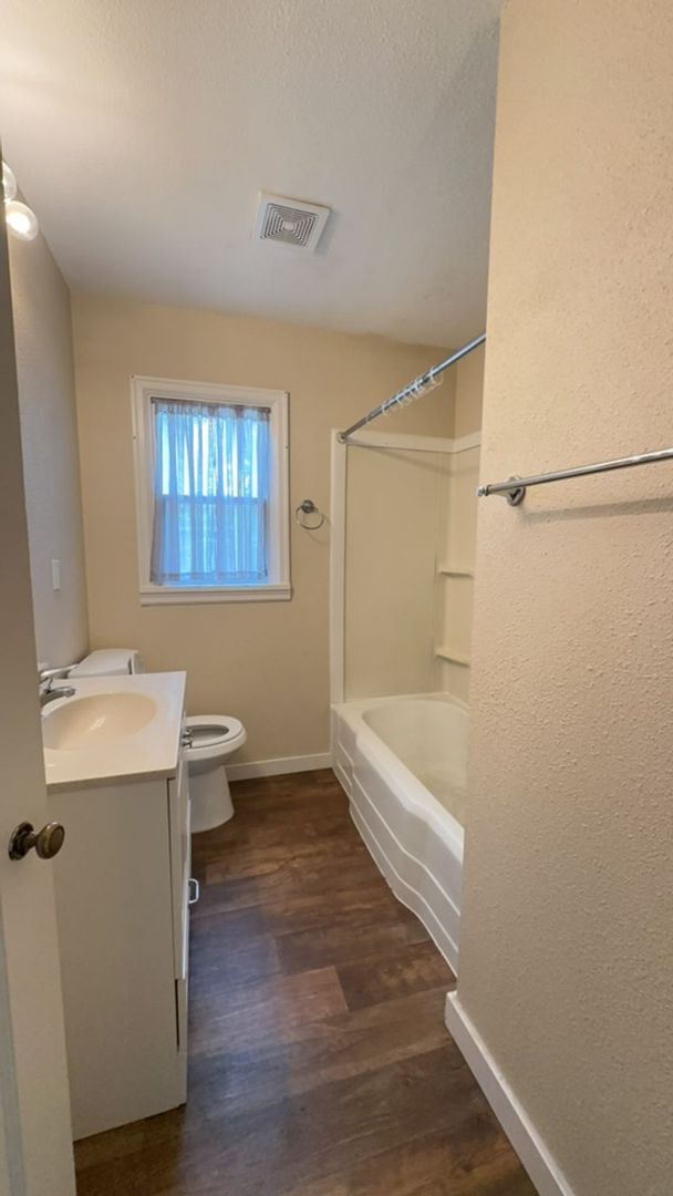 Building Photo - 2 Bedroom / 1 Bathroom Home in Madras Oregon