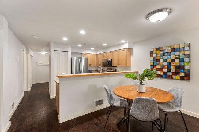 Building Photo - 2 Bedroom Condo in Overlook at Juanita Bay