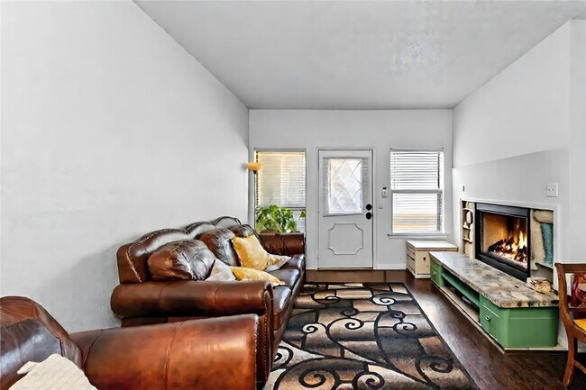 Building Photo - 806 W 24th St