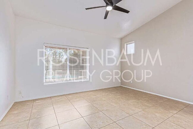 Building Photo - Gorgeous 3-bedrooms, 2-baths home in the d...