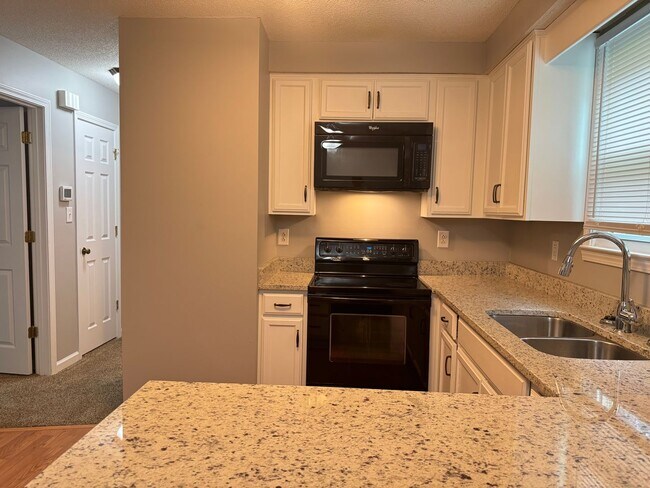 Building Photo - Exit 8! Rossview School. 4 Bed/2 Bath over 1700 Sq.ft!