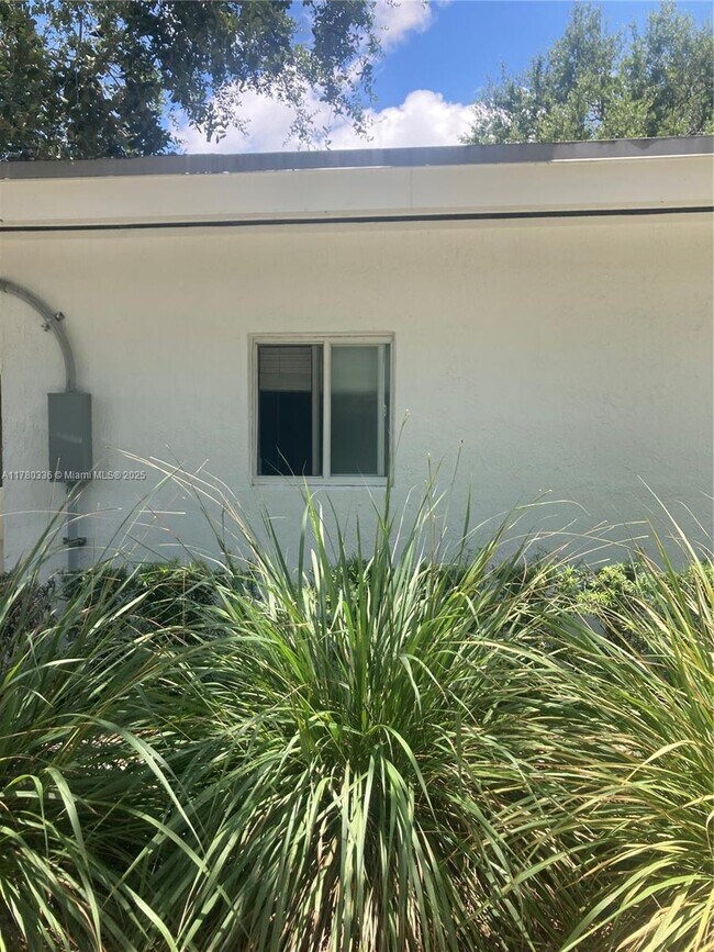 Building Photo - 5495 SW 68th Ave