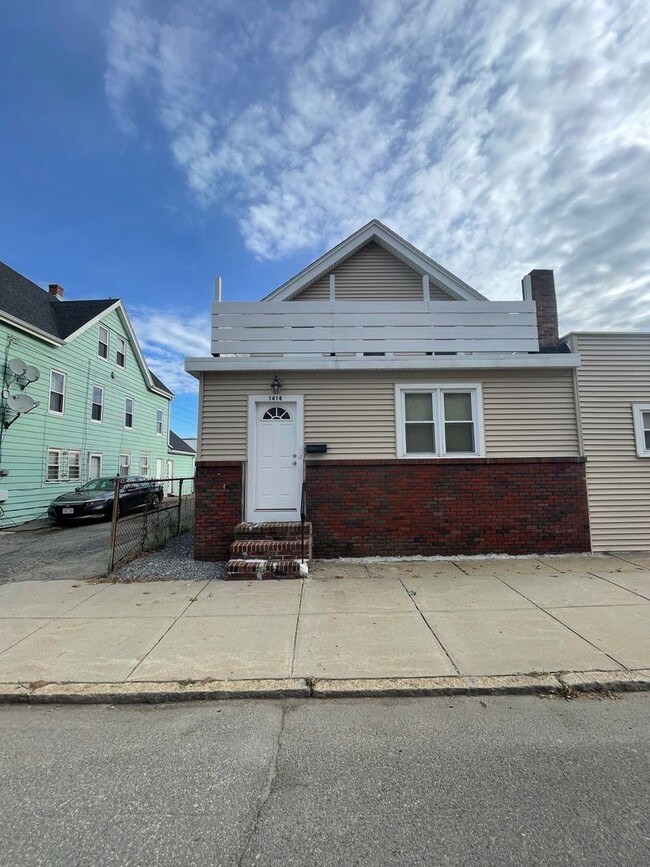 Building Photo - Spacious Single Family Home on Hyde Park A...