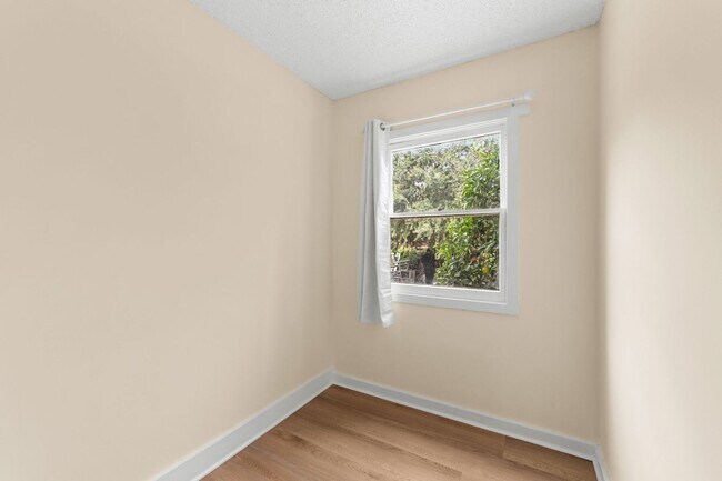 Building Photo - Beautiful Home