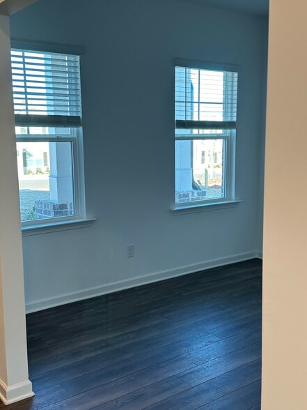 Building Photo - 1112 Holland Dr