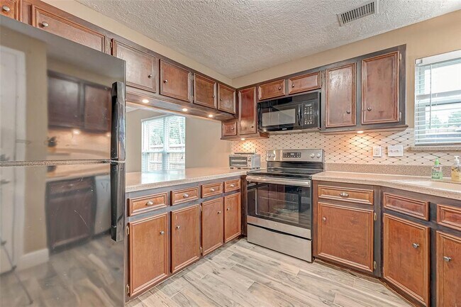 Building Photo - 502 Birdsong Dr