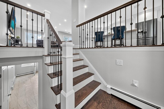 Building Photo - 76 Amundsen Ln