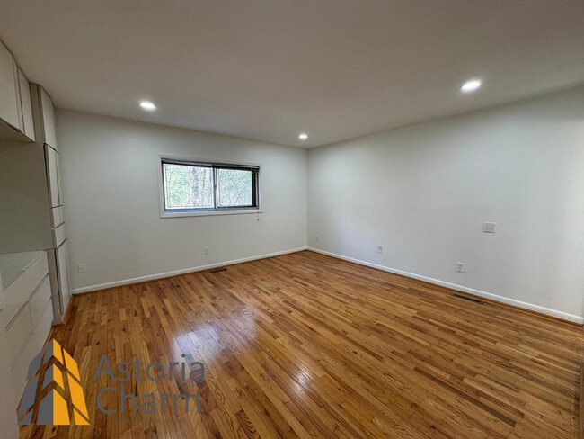 Building Photo - Spacious 5 Bedroom 3 Bath + Den Single Family Detached Home