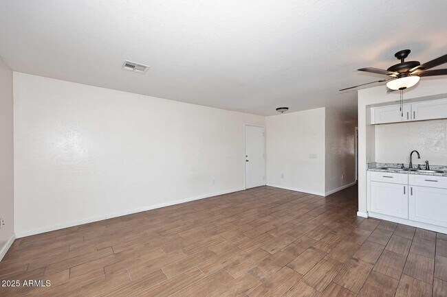 Building Photo - 532 W 9th St