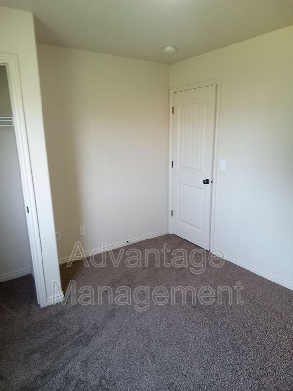 Building Photo - 3569 E Rock Creek Rd