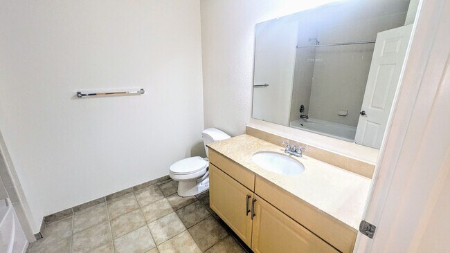 Building Photo - Annual Unfurnished 2/2 Condo in Downtown S...