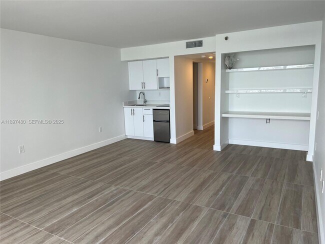 Building Photo - 555 NE 15th St