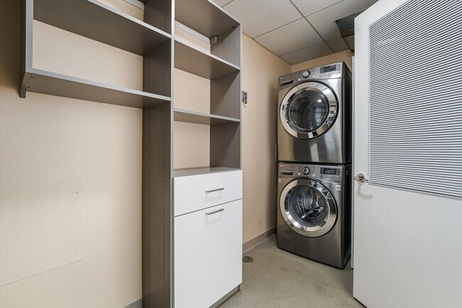 Building Photo - True Luxury Living_2b2b Condo at 340 On The Park