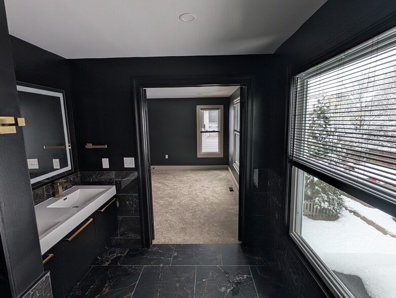 Master bathroom - 319 Howard St