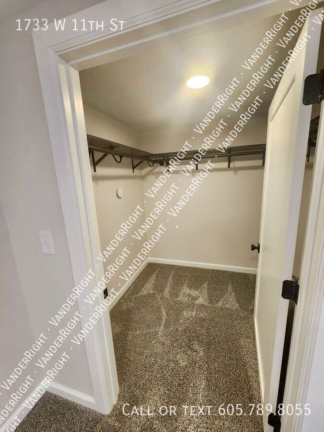 Building Photo - 1733 W 11th St