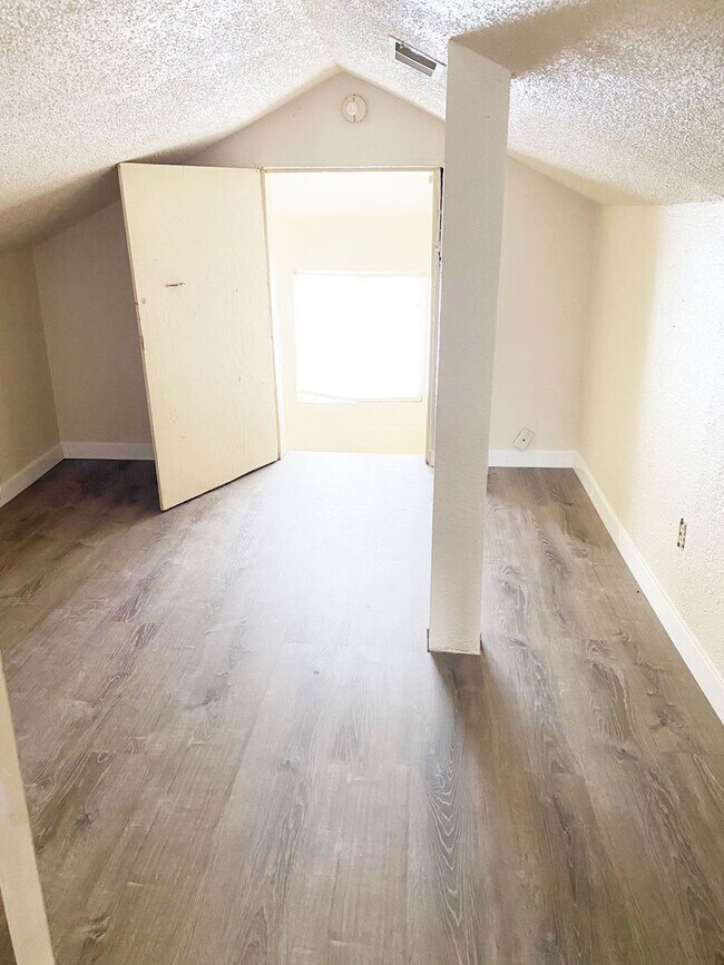 Building Photo - 2440 Chatham Hill Dr