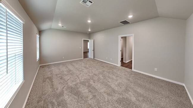 Building Photo - Large Open Floor plan 4 Bedroom 2 Bathroom...