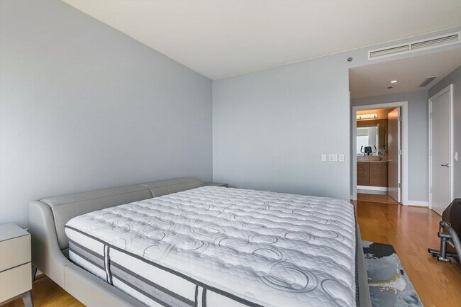 Building Photo - True Luxury Living_2b2b Condo at 340 On The Park