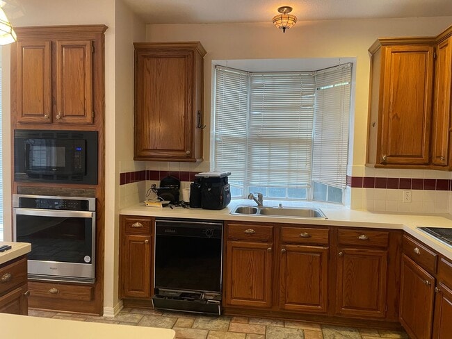 Building Photo - 4 Bedroom 2 Bathroom located in Santa Fe T...