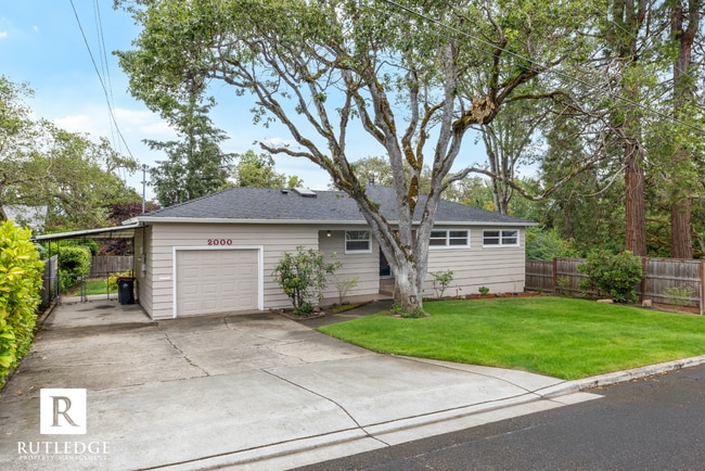 Building Photo - East Medford Charm
