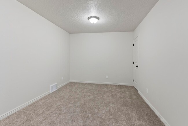 Building Photo - Chic 3 Bed 2.5 Bath Townhome in Spanish Fork!