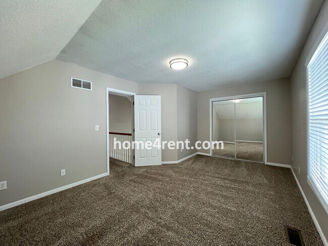 Building Photo - Wonderful Northland Home w/ Hardwood Floors and Plenty of Space!!
