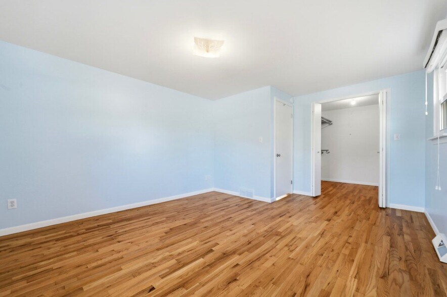 Building Photo - 5595 Birdview Heights