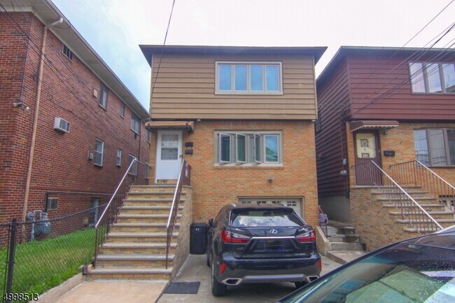 Building Photo - 43 Bleecker St