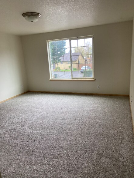 Building Photo - 250 40th Ct