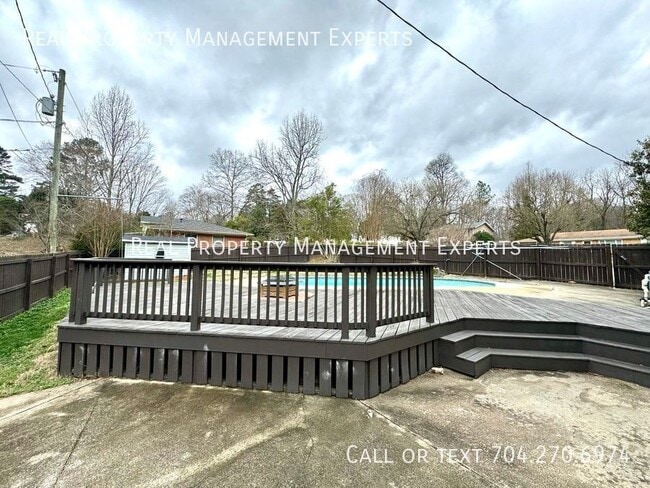 Building Photo - 900 Tally Ho Ct