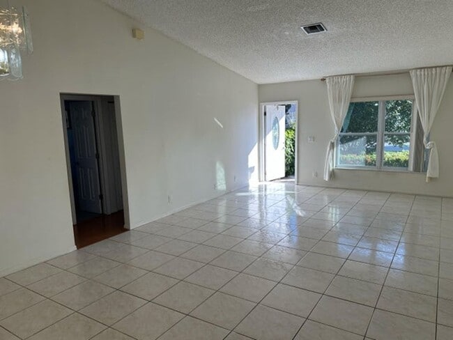 Building Photo - 3291 SW 4th St