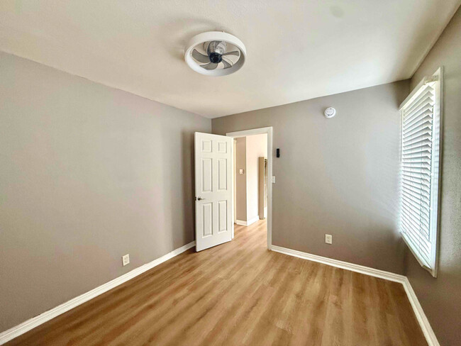 Building Photo - 532 W 77th St