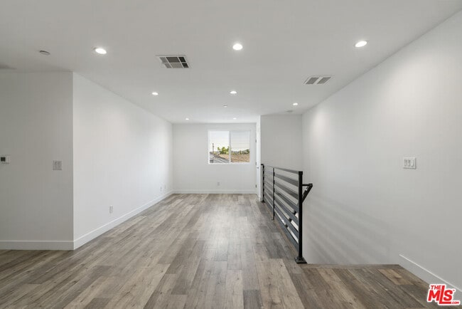 Building Photo - 5645 Willowcrest Ave