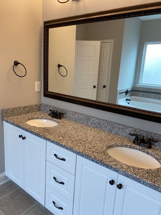 Building Photo - Spacious 5-Bedroom Home with Open Foyer - Move-In Ready! **Close to Fort Gordon, Hospitals, and I...