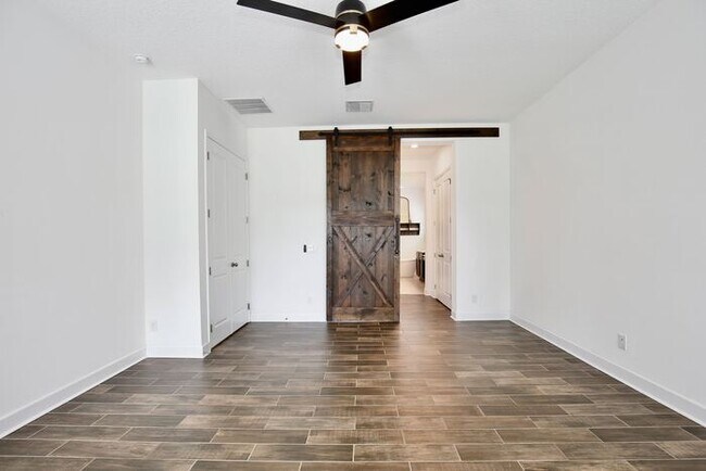 Building Photo - Elegant 5-Bedroom Pool Home for Rent in Sa...