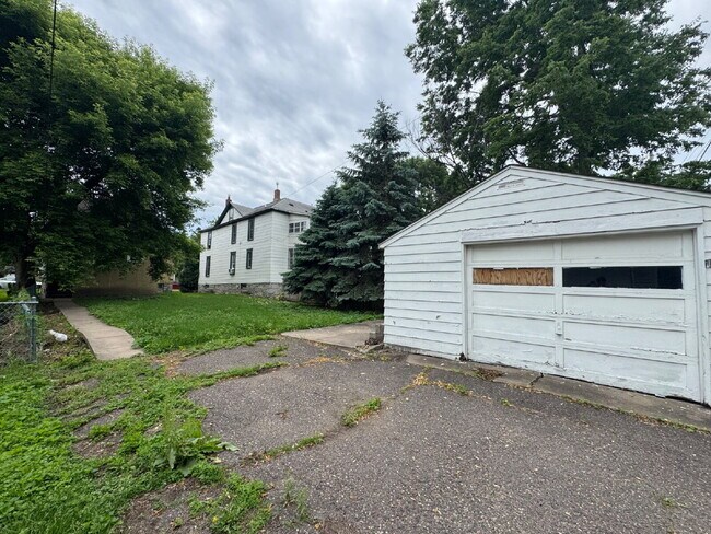Building Photo - Charming 4-Bed Oasis in Minneapolis – Spacious 1500 Sq Ft Gem!