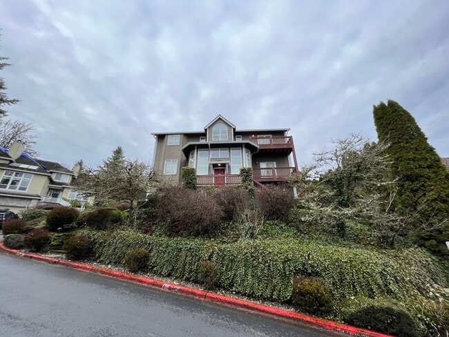 Building Photo - Immaculate 4 bedroom, 3.5 bathroom, tri-level Home in Tigard!! Expansive Views, Office space, Gam...