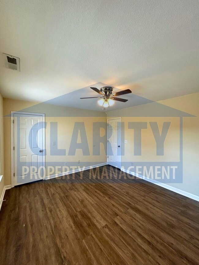 Building Photo - Conveniently located 2 bedroom townhome!