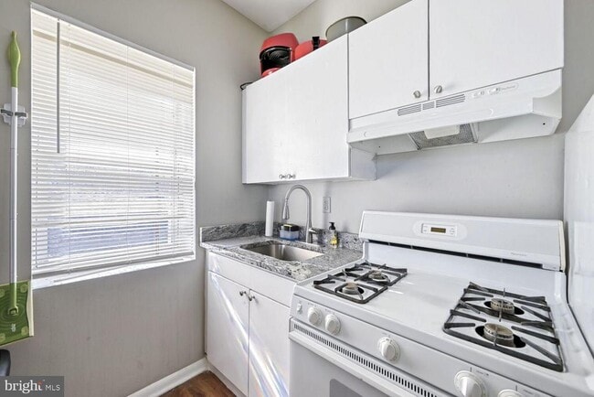 Building Photo - 400 N Rose St