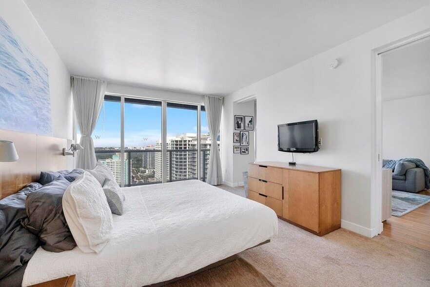 Building Photo - 3101 Bayshore Dr