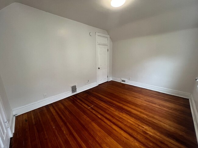 Building Photo - 3 BR House available in June