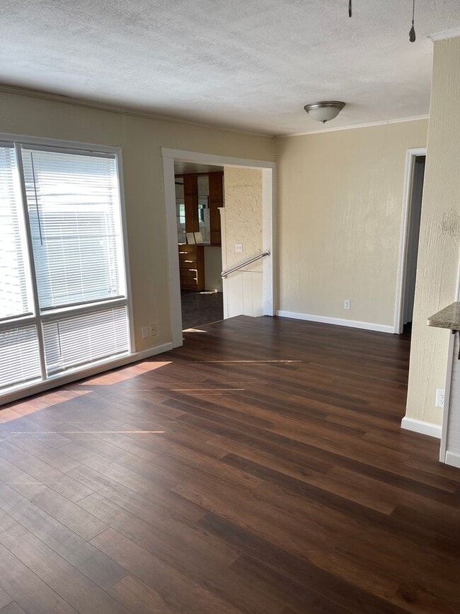 Building Photo - Newly Updated Midtown Beauty!